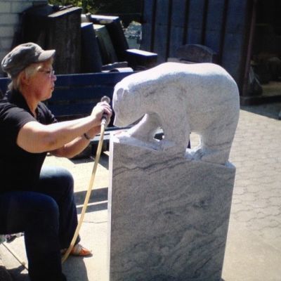 Arbeiten mit der Druckluftfräse Eisbär in Naturstein