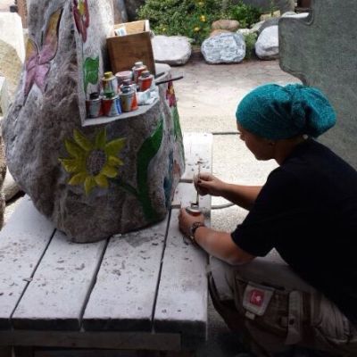 bunt malen eines Reliefs auf einer Gartenbank