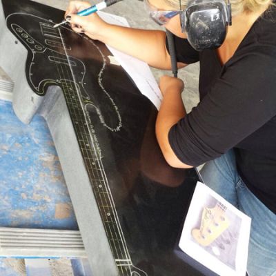 Fender Bassgitarre in Naturstein Nicola Bohnen Steinmetzwerkstatt Kerstan