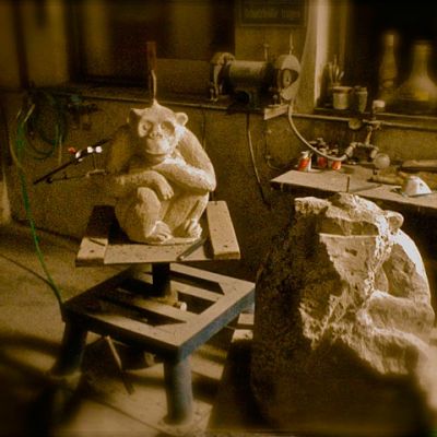 genaues Arbeiten nach Modell in Naturstein Punktieren einer Affenskulptur
