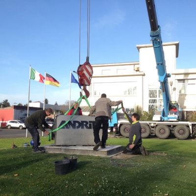 Mitarbeiter Steinmetzbetrieb Kerstan bei der Arbeit