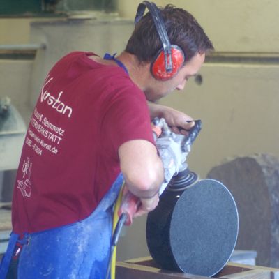 Nassschleifen eines Sockels aus Naturstein