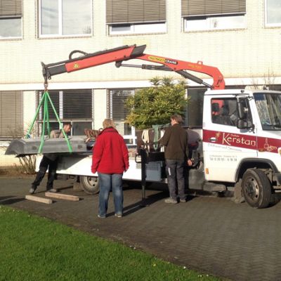 Team Steinmetzbetrieb Kerstan beim Verladen mit LKW Kran