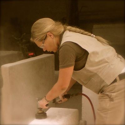 trockenes Schleifen von Naturstein